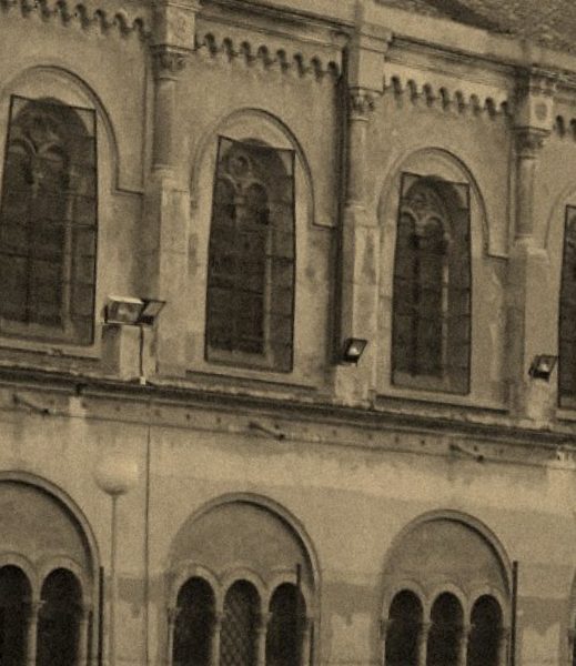 El claustro del colegio, con sus arcos, en tono sepia